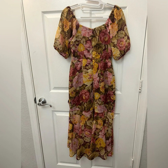 SHOWPO JASALINA MIDAXI DRESS - PUFF SLEEVE DRESS IN CLASSIC FLORAL  sz 4 - Picture 4 of 6